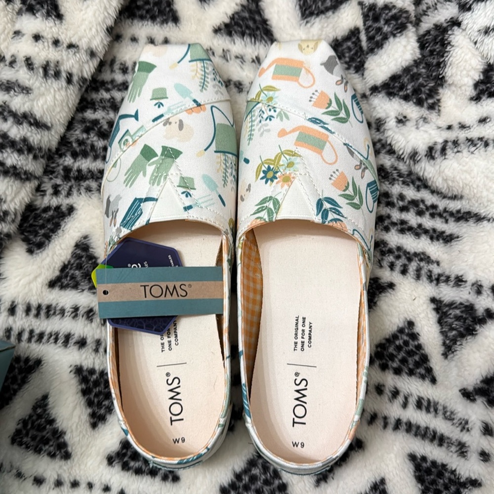 Toms White Gardening Print, Size 9, NWT